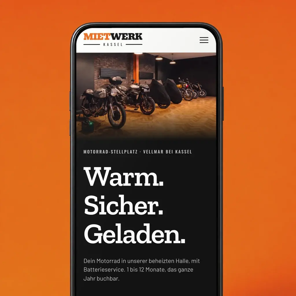 Seite zum Motorrad-Stellplatz „Warm. Sicher. Geladen.“ auf einem Handy