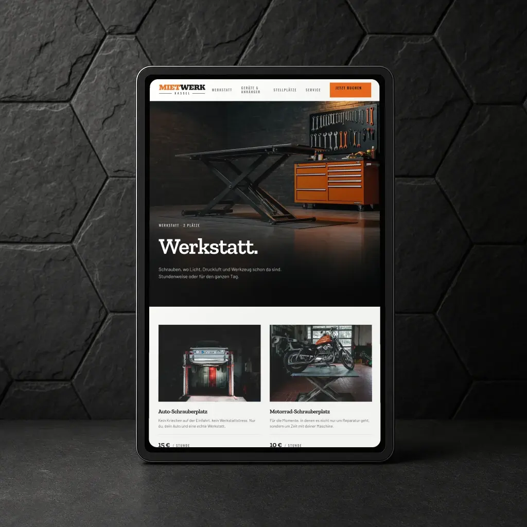 Werkstatt-Seite mit Hebebühne und Werkzeugschrank auf einem Tablet