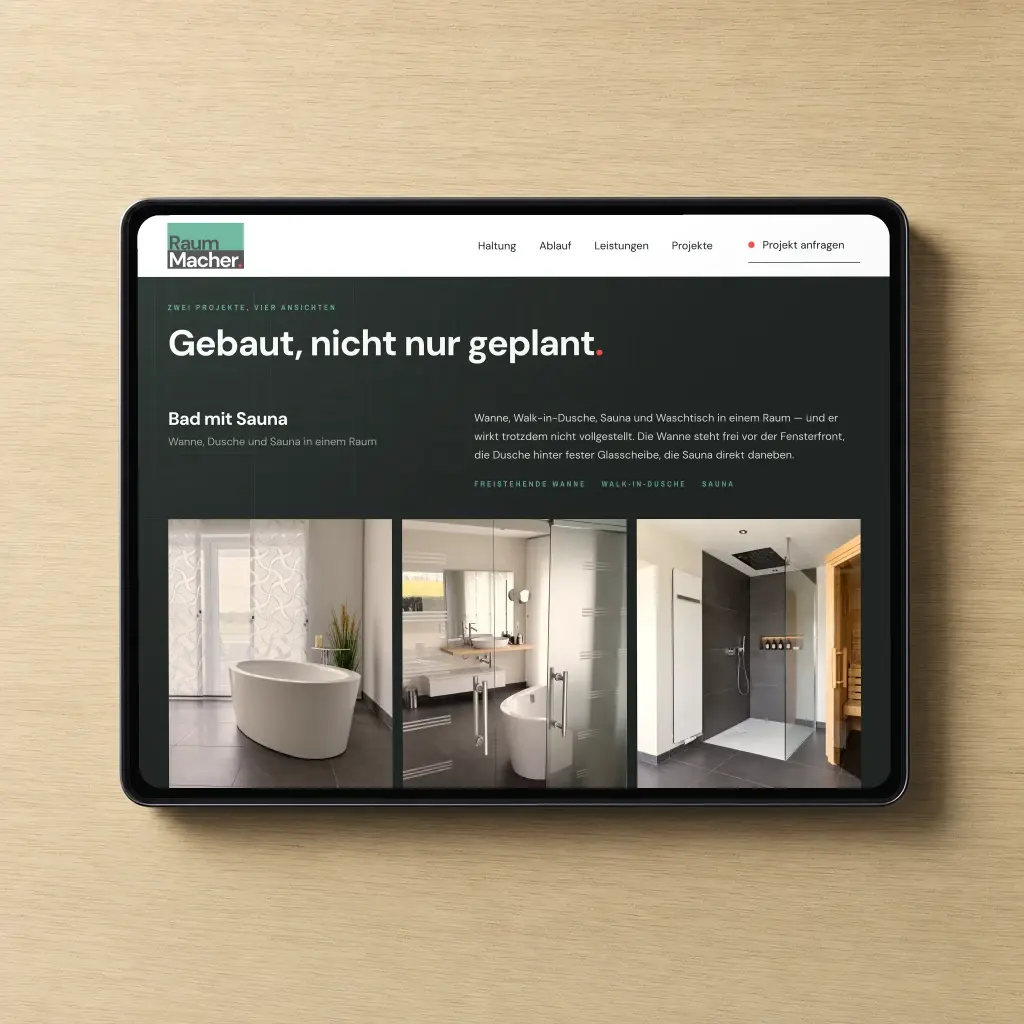 „Gebaut, nicht nur geplant.“ mit Fotos eines fertigen Bads auf einem Tablet